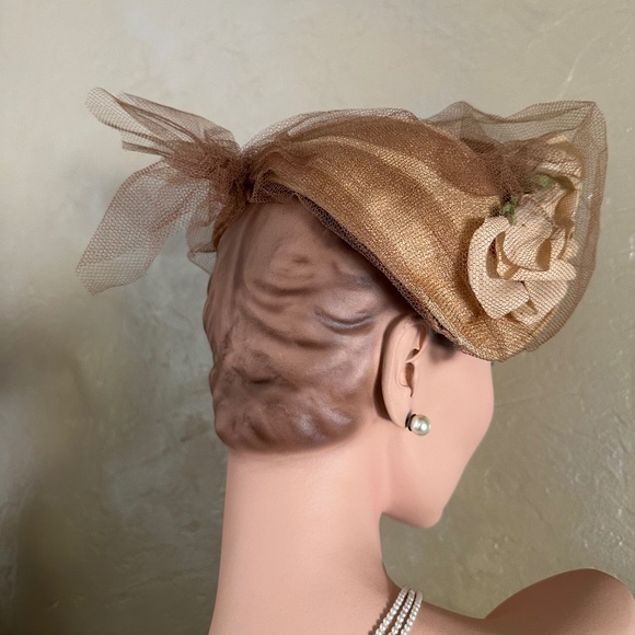 FASHIONABLE 1950s\' GOLD STRAW HAT WITH COORDINATING FABRIC ROSES AND VEIL main image 6